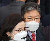 [포토] 박근혜 전 대통령 퇴원 기다리는 윤상직 전 장관