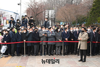 [포토] 박근혜 전 대통령 퇴원 기다리는 김기춘·민경욱·김재원·최경환·조윤선·한민구