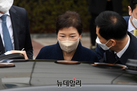 [포토] 퇴원 후 차량 탑승하는 박근혜 전 대통령