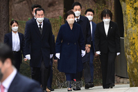 [포토] 박정희 대통령 묘역 향하는 박근혜