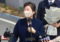 [포토] 박근혜 전 대통령, 대구 사저 입주