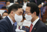 [포토] 대화 나누는 김기현·류성걸