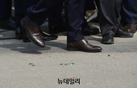 [포토] 박근혜 전 대통령 발언 도중 날아온 소주병