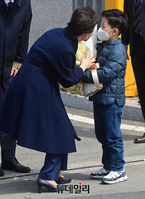 [포토] 사저 입주 축하꽃다발 받는 박근혜 전 대통령