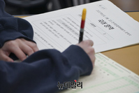 [포토] 코로나 사태 이후 첫 동시학력평가 치르는 학생들