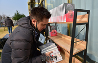 [포토] 朴 전 대통령 서적 진열하는 김세의 가세연 대표