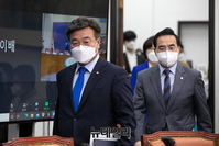 [포토] 비대위 입장하는 윤호중·박홍근