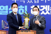[포토] 文 축하난 받은 박홍근 신임 민주당 원내대표