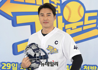 [포토] 포토타임 갖는 전 야구선수 홍성흔