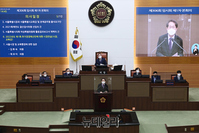 [포토] 서울시의회 본회의 참석한 조희연 교육감