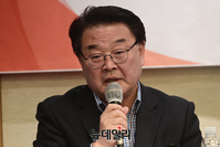 [포토] 서울시교육감 후보 단일화 위한 정책 토론회 참석한 조전혁