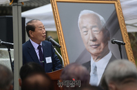 [포토] 우남 탄신 147주년 기념행사, 축하하는 김일윤 대한민국헌정회 회장