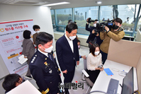 [포토] 디지털 성범죄 피해자 상담 시스템 설명 듣는 오세훈·최관호