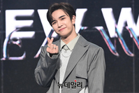 [포토] '나인아이' 이든, 팬에 보내는 손 하트