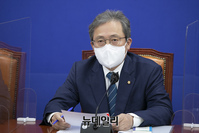 [포토] 정책조정회의서 발언하는 송기헌