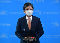 [포토] 기자들의 질문에 답하는 유승민 전 의원