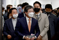 [포토] 소통관 입장하는 유승민 전 의원