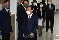 [포토] 소통관 들어서는 이정현 전 새누리당 대표