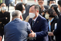 [포토] 동대문구청장 출마선언에 앞서 지지자와 인사하는 김인호