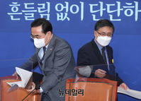 [포토] 입장하는 박홍근 원내대표와 김성환 정책위의장