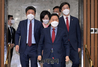 [포토] 입장하는 김기현 국민의힘 원내대표