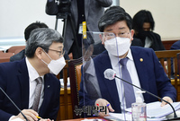 [포토] 대화 나누는 전해철 장관과 정근식 진실과화해위원장