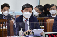 [포토] 의원들의 질문에 답하는 전해철 장관