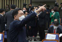 [포토] 의원들과 대화를 나누는 김기현 국민의힘 원내대표