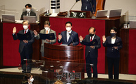 [포토] 의원선서 하는 최재형·김학용·정우택·임병헌·조은희