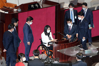 [포토] 국회 본회의장에 설치된 장애인 의원용 연설대