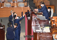 [포토] 선서문 제출하는 재·보궐선거에서 당선 의원들