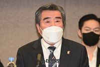 [포토] '보령해양머드박람회' 기자간담회서 인사말하는 김동일 보령시장