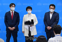 [포토] 기자들의 질문에 답하는 김은혜 국민의힘 의원