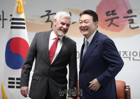 [포토] 윤석열, 미하엘 라이펜슈툴 주한 독일대사 접견