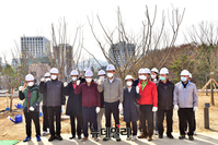 [포토] 식목일 식수행사 마치고 기념촬영하는 오세훈 시장