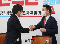 [포토] 인사 나누는 이준석·김기현