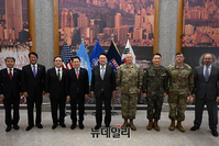 [포토] 캠프 험프리스서 기념촬영 하는 윤석열 대통령 당선인