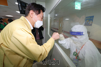[포토] 시립서북병원서 의료진 격려하는 오세훈 서울시장