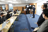 [포토] 정부조직개편 관련 브리핑하는 안철수 위원장