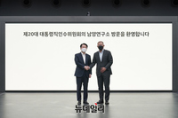 [포토] 손 맞잡은 안철수 인수위원장과 정의선 현대차그룹 회장