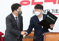 [포토] 인사 나누는 이준석·권성동