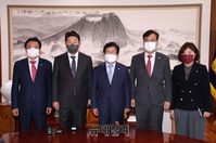 [포토] 기념촬영하는 박병석 국회의장과 권성동 원내대표