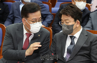 [포토] 대화 나누는 권성동·송언석