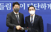 [포토] 박홍근 민주당 원내대표한 권성동 국민의힘 신임 원내대표