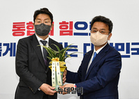 [포토] 文 대통령 화환 받은 권성동 신임 국민의힘 원내대표