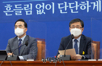 [포토] 원내대책회의 참석한 김성환 민주당 정책위의장