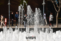 [포토] 때이른 '초여름 더위'...오후부터 비 예보