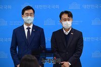 [포토] 기자들의 질문에 답하는 이탄희·장경태