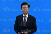 [포토] 기자들의 질문에 답하는 김태흠 국민의힘 의원