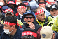 [포토] '4·13 결의대회'서 간식 먹는 민노총